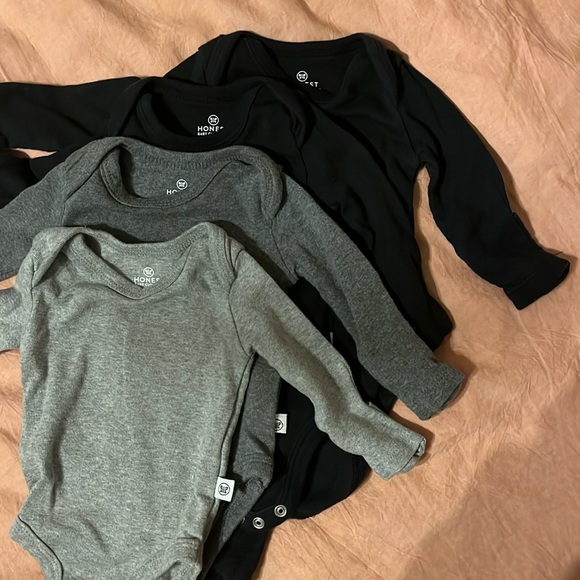 Honest Baby Clothing newborn onesies (4) - Picture 1 of 2
